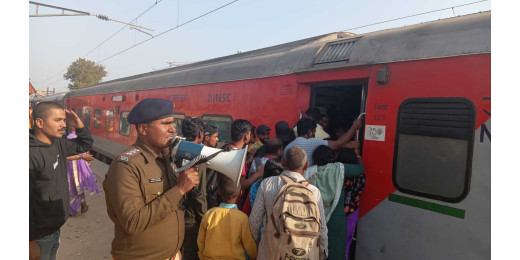 किऊल स्टेशन पर श्रद्धालुओं की भीड़, आरपीएफ ने यात्रियों को किया सतर्कता